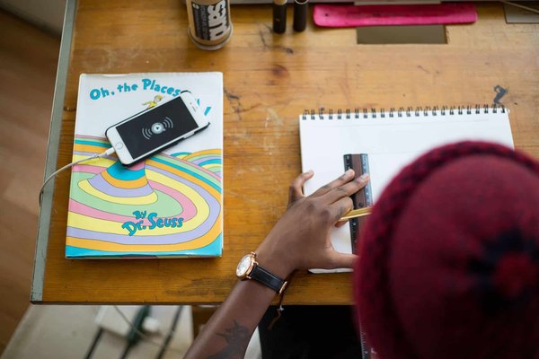 Quelles sont les conditions pour intégrer une école de design graphique à Paris avec entrée décalée ?